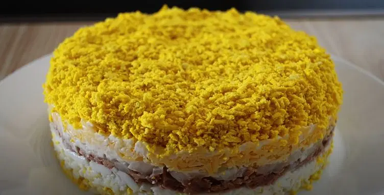 Слоеный салат с тунцом и сыром — шаг 5
