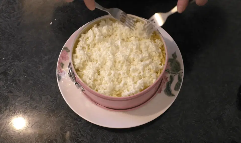 Салат Ананас с курицей и сыром — шаг 6