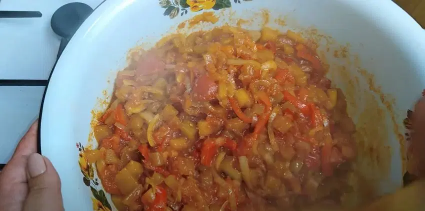 Анкл бенс из кабачков на зиму с помидорами и перцем — шаг 11