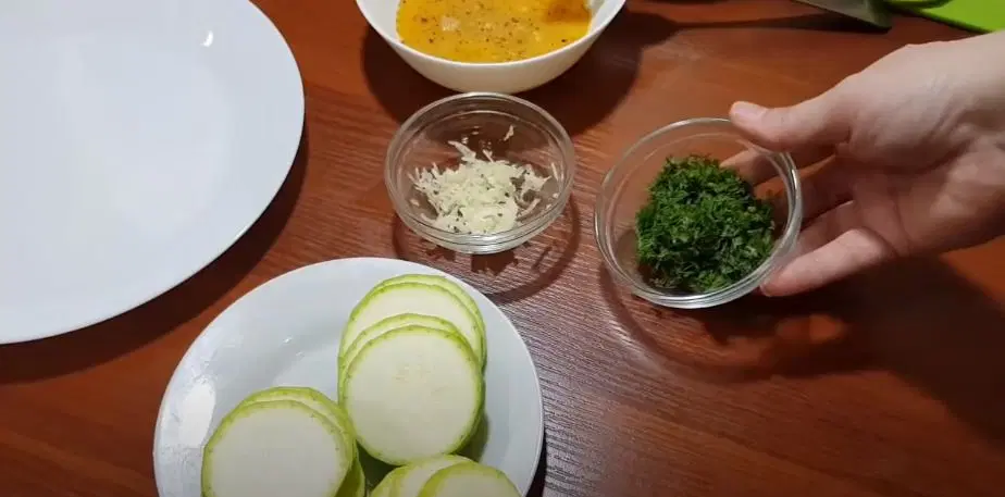 Кабачки с чесноком и укропом — шаг 7