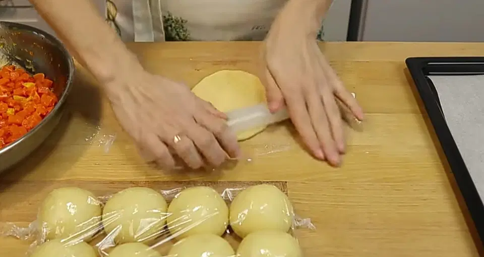Вкусные домашние пирожки с тыквенной начинкой — шаг 11