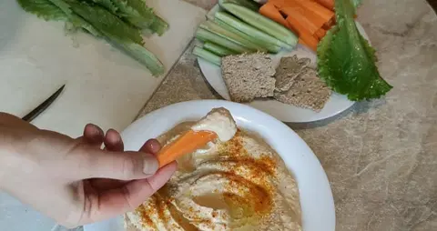 Хумус с вялеными помидорами