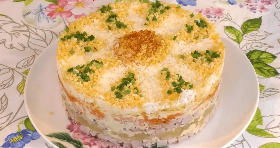 Салат Ананас с курицей и сыром