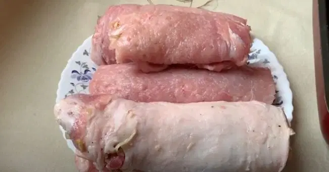 Свиные рулетики с грибами и сыром — шаг 5