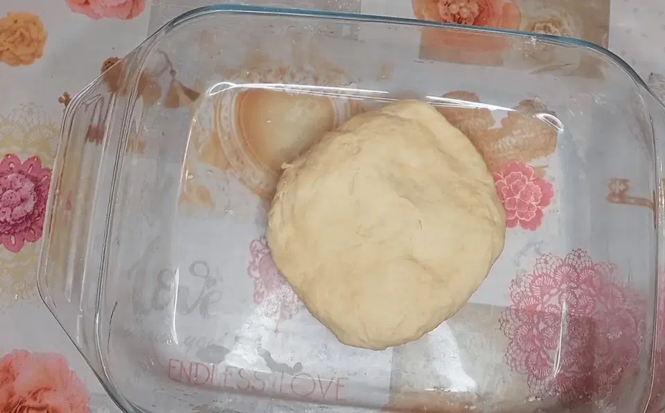 Чебуреки с яйцом и зеленым луком — шаг 1