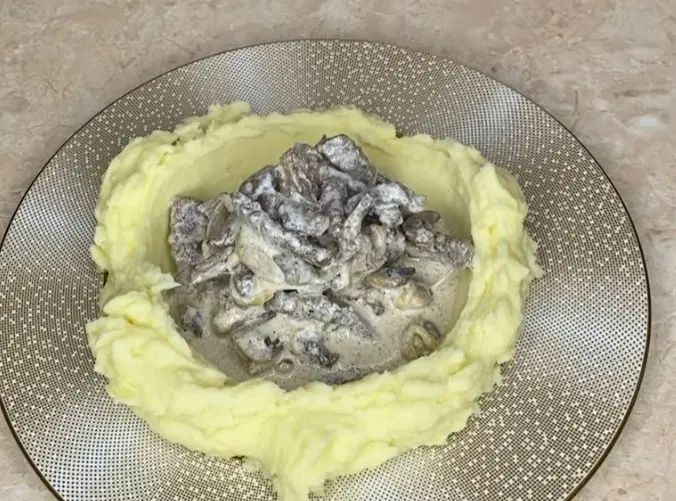 Мясо по-строгановски с грибами — шаг 5
