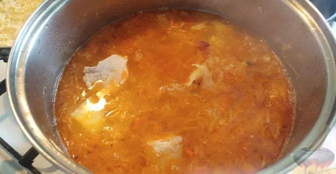 Кислые щи с говядиной и беконом (в духовке) — шаг 14