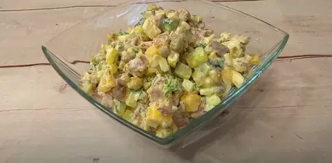 Мясной салат Оливье с говядиной