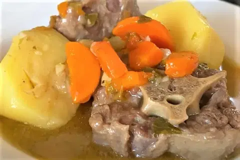 Говяжьи хвосты с овощами