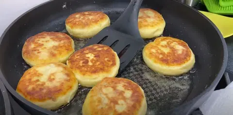 Картофельные пирожки с мясом на сковороде