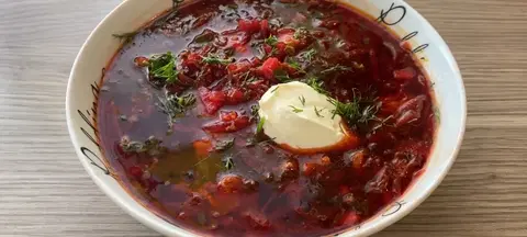 Горячий свекольник с курицей и со свекольной ботвой
