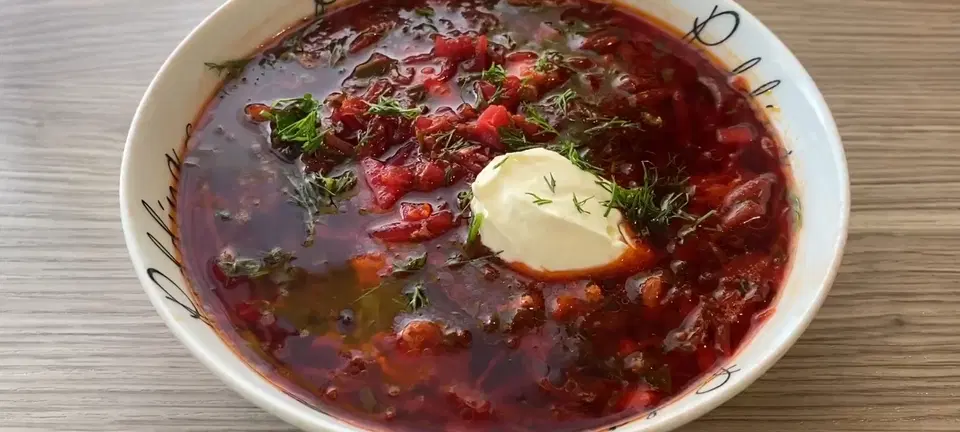 Горячий свекольник с курицей и со свекольной ботвой