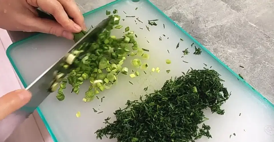 Овощная окрошка без яиц колбасы и картофеля — шаг 9