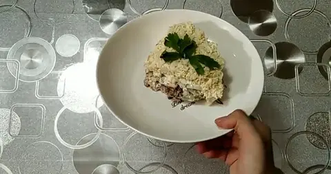 Слоеный салат с тунцом, рисом и луком