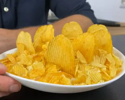 Салат "Парус" с копченой курицей и чипсами