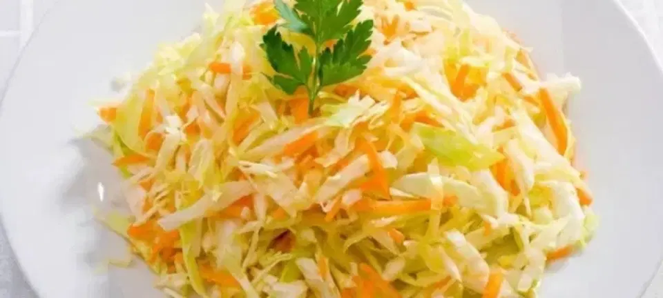Витаминный салат с морковью и капустой — шаг 3