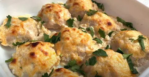 Нежные куриные шарики в сырно-сливочном соусе
