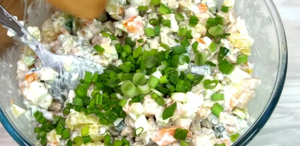 Салат оливье с мясом и свежими огурцами — шаг 12