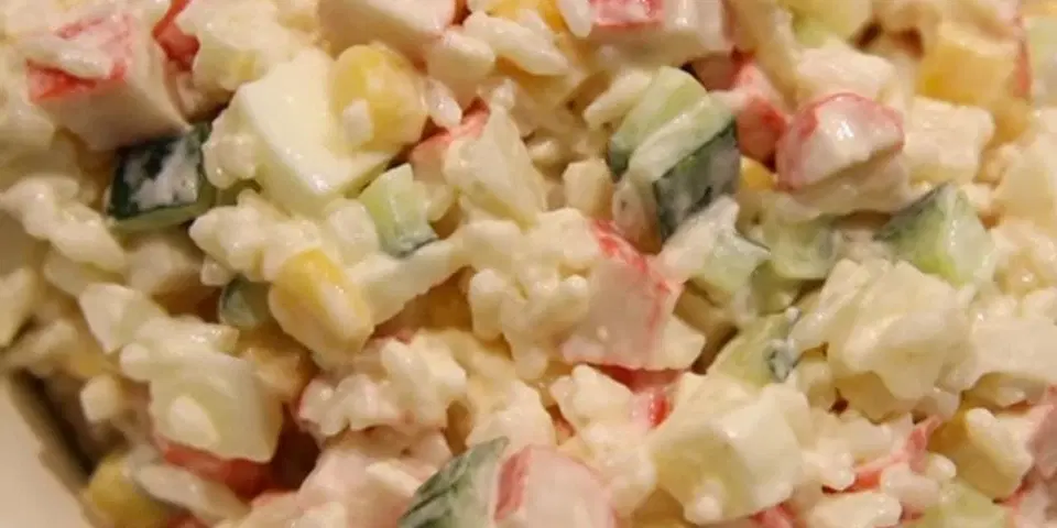 Классический крабовый салат со свежим огурцом — шаг 8