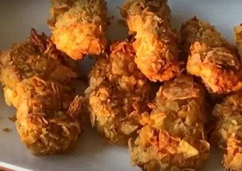 Куриные наггетсы в картофельных чипсах, запеченные в духовке