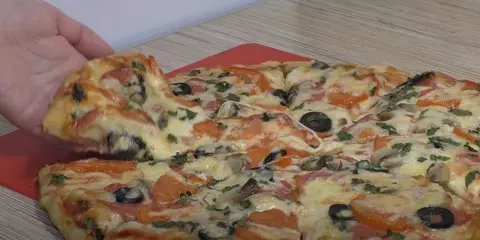 Пицца с колбасой