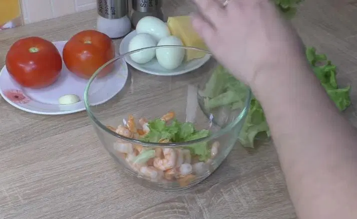 Легкий салат с креветками — шаг 1