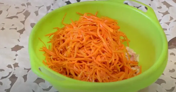 Салат с копченой курицей и корейской морковью — шаг 2