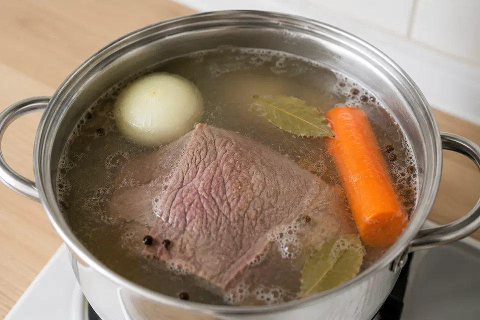 Мясо по-казахски с наваристым бульоном — шаг 1