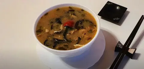 Суп кимчи с яйцом, тофу и древесными грибами моэр
