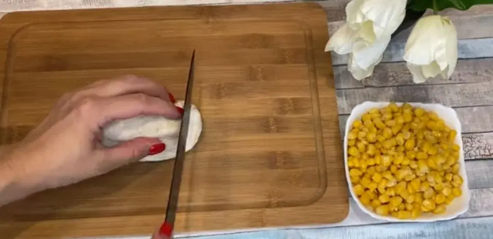Салат из курицы с ананасами и кукурузой — шаг 2