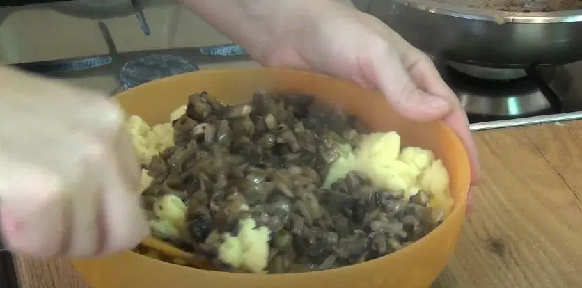 Осетинский пирог с грибами и картошкой — шаг 8