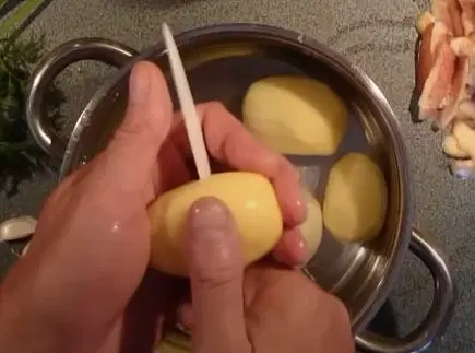 Вареный картофель с чесноком и тимьяном — шаг 1