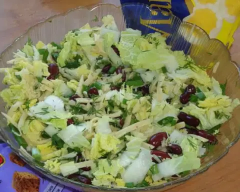Салат с фасолью и пекинской капустой