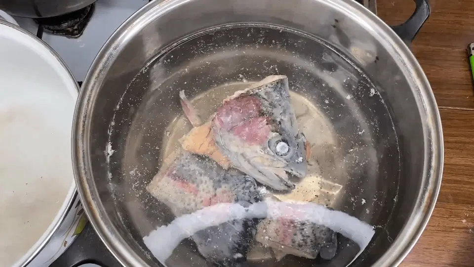 Рыбный суп из головы и хвоста форели — шаг 2