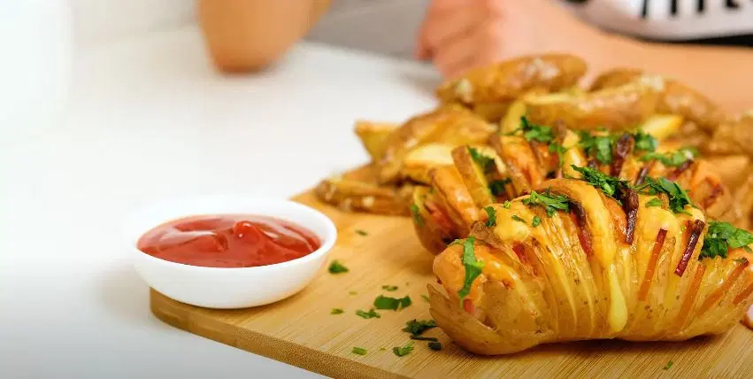 Картошка-гармошка с чесноком и укропом в духовке — шаг 10