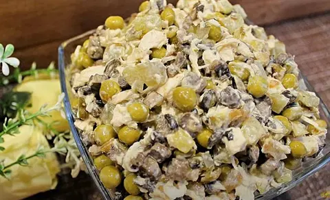 Салат с курицей, грибами и маринованными огурцами