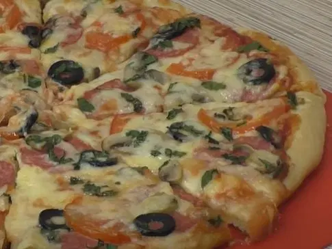 Пицца с салями и маслинами