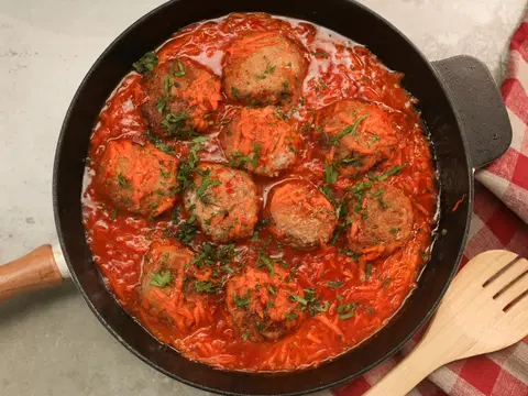 Тушеные тефтели из фарша с рисом