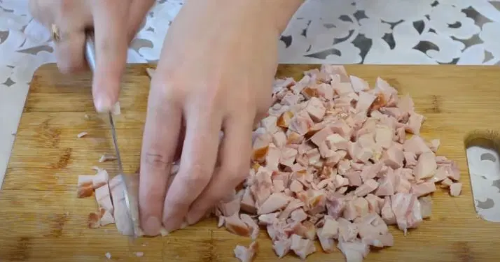 Салат с копченой курицей и корейской морковью — шаг 1