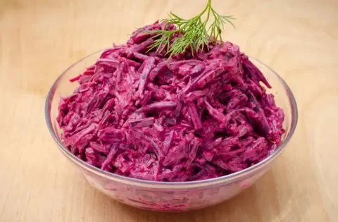 Салат из сырой свеклы с чесноком и майонезом