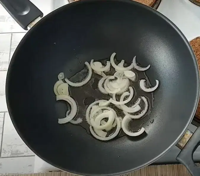 Индейка с яблоками и луком — шаг 2