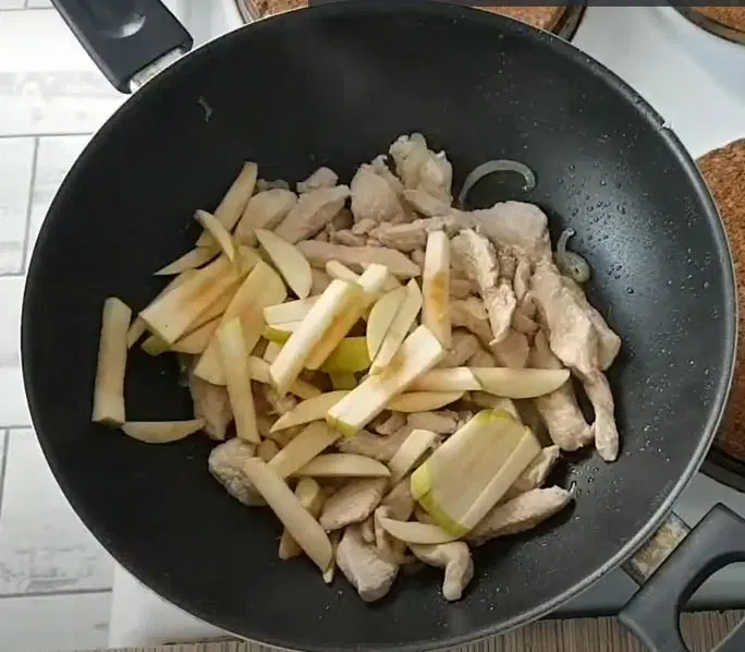 Индейка с яблоками и луком — шаг 4