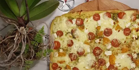 Сырная пицца с сушеными травами