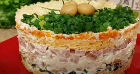 Слоеный салат с грибами и ветчиной
