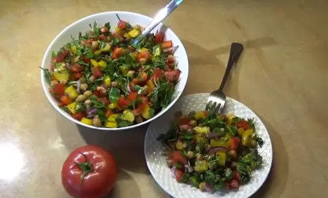 Салат с нутом и свежими овощами