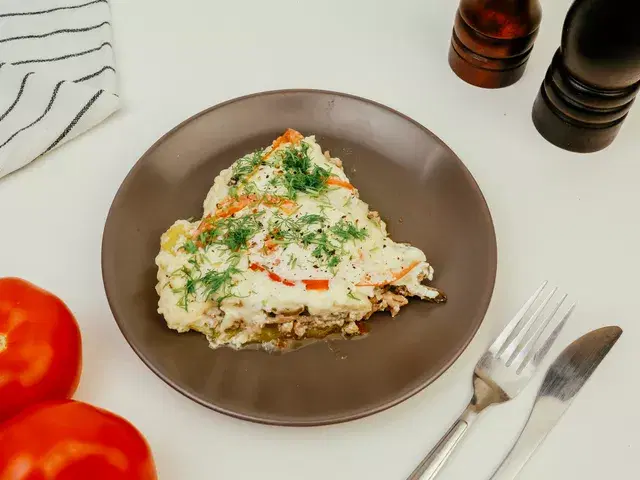 Картофельная запеканка на сковороде с фаршем — шаг 7