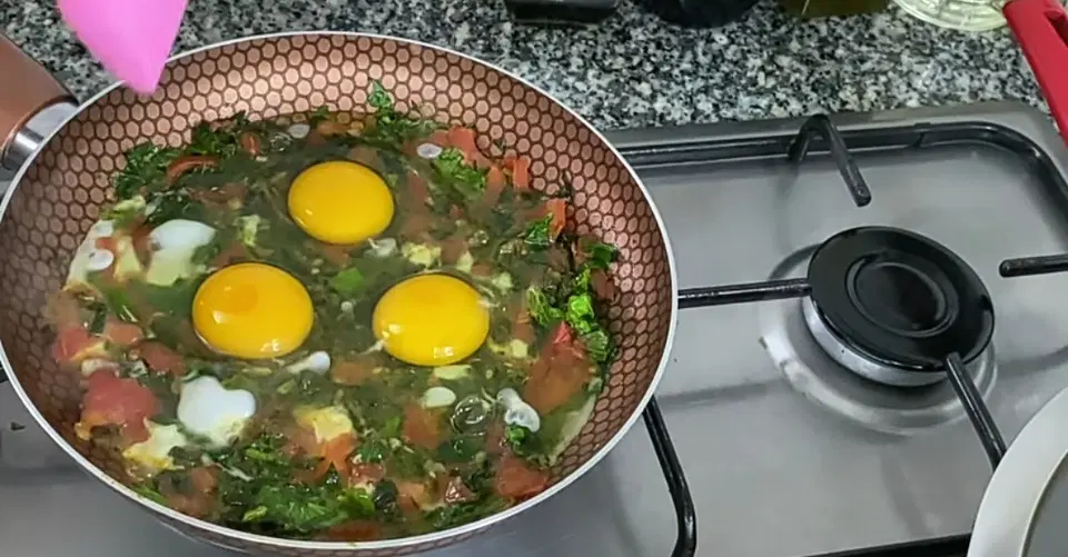 Вкусная яичница на завтрак — шаг 6