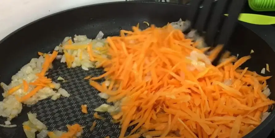 Слоеный печеночный торт с морковью и луком — шаг 3
