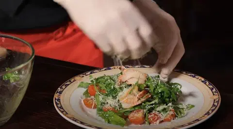 Салат с морепродуктами и рукколой