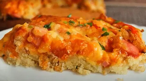 Пицца с сосисками и помидорами